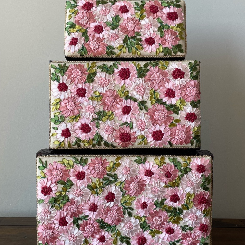 3 silk embroidered nesting boxes with daisy flora on the lids - Picture 3 of 3